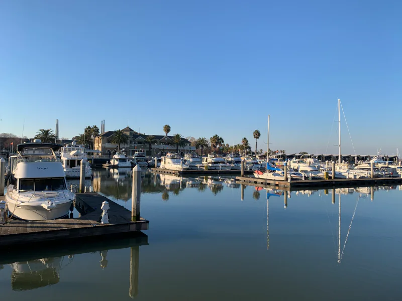 Pittsburg Marina — Armenshirazd, CC BY 4.0 via Wikimedia Commons; cropped and optimized
